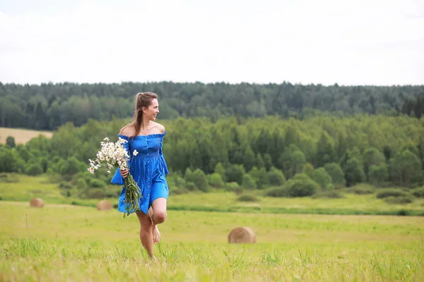 Young cute girl run in a field at sunset — Stock Photo, Image