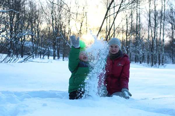 Jeune famille avec enfants en hiver — Photo