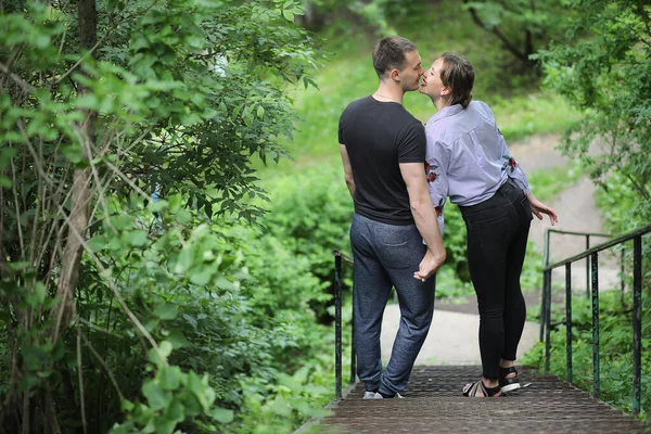 Vackra unga paret på en promenad — Stockfoto