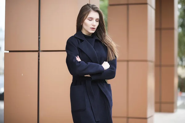 Gyönyörű lány, egy kabátot, üzleti belvárosában — Stock Fotó