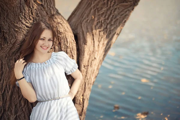 Chica joven en un paseo en el otoño —  Fotos de Stock