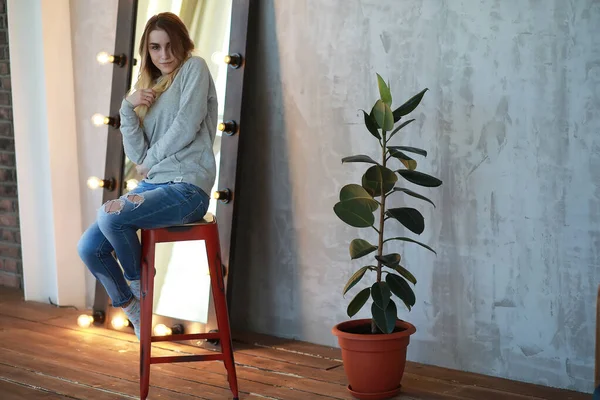 Una joven descansa en una acogedora habitación — Foto de Stock