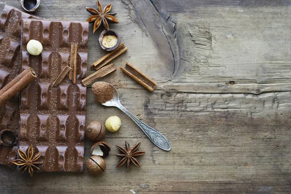 Una barra de chocolate con leche sobre la mesa. Chocolate con nueces y ci — Foto de Stock