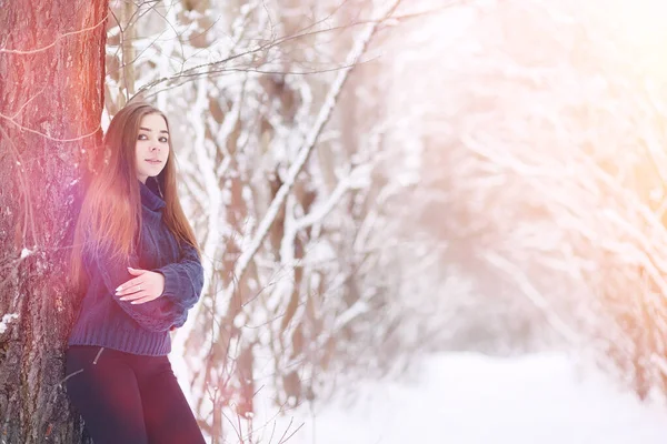 Een jong meisje in een winter park op een wandeling. Kerstvakantie in t — Stockfoto