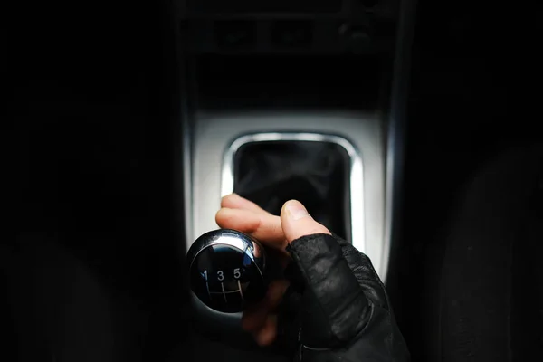 Gear lever. Manual Transmission. Hand on the gear shift in a car — Stock Photo, Image