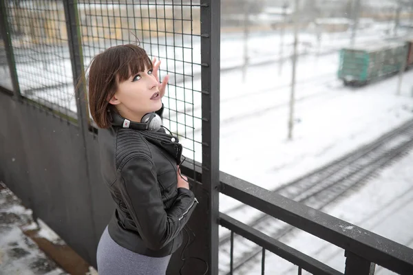 Flicka i hörlurar Lyssna på musik utomhus — Stockfoto