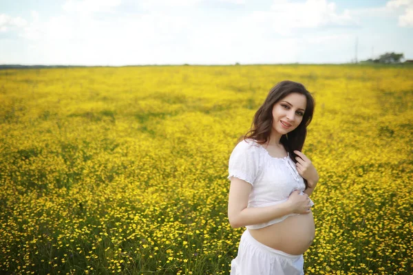 Έγκυος Γυναίκα Ένα Φόρεμα Έναν Τομέα Των Λουλουδιών — Φωτογραφία Αρχείου