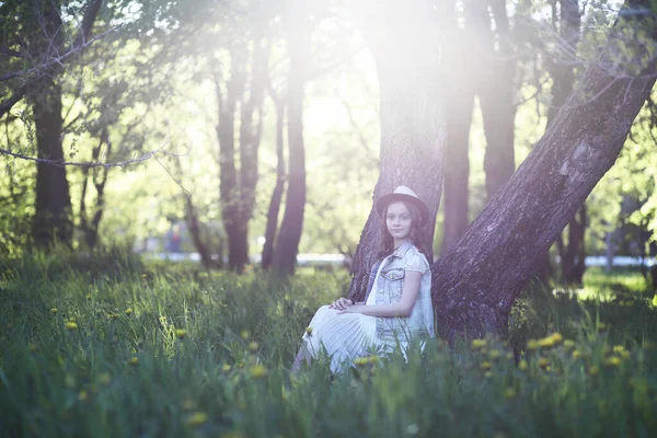 Flicka i parken på våren — Stockfoto