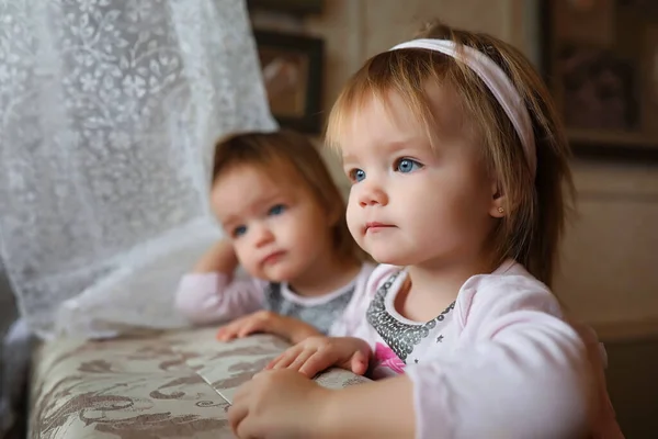年轻的家庭与双胞胎女孩 — 图库照片