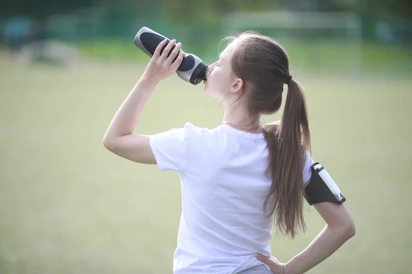 Chica y deporte estilo de vida haciendo ejercicios — Foto de Stock