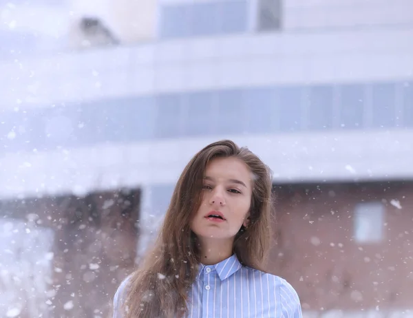 Menina jovem ao ar livre no inverno. Modelo menina posando ao ar livre em um w — Fotografia de Stock
