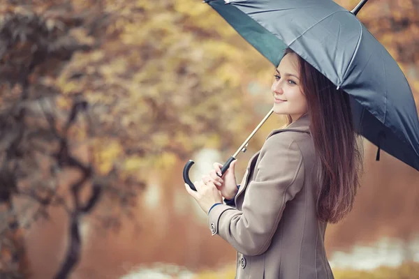 秋の雨と傘を持った若い男 — ストック写真