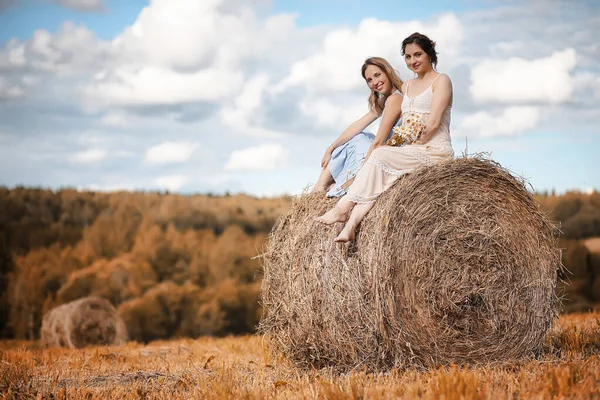 两个女孩在秋季的服装场 — 图库照片