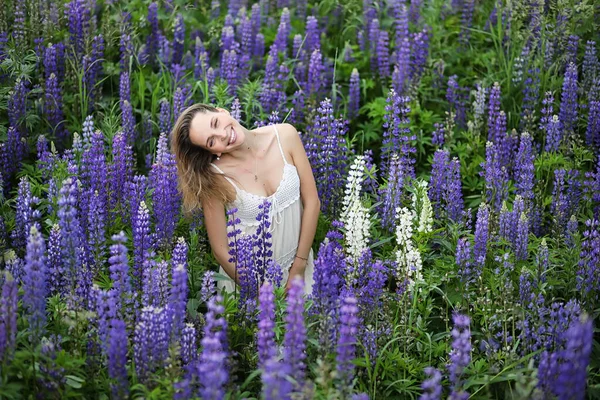 Menina com um buquê de flores azuis — Fotografia de Stock