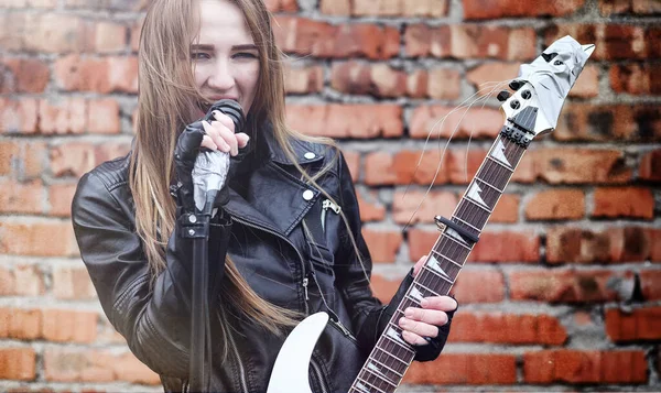 Beautiful young girl rocker with electric guitar. A rock musicia — Stock Photo, Image