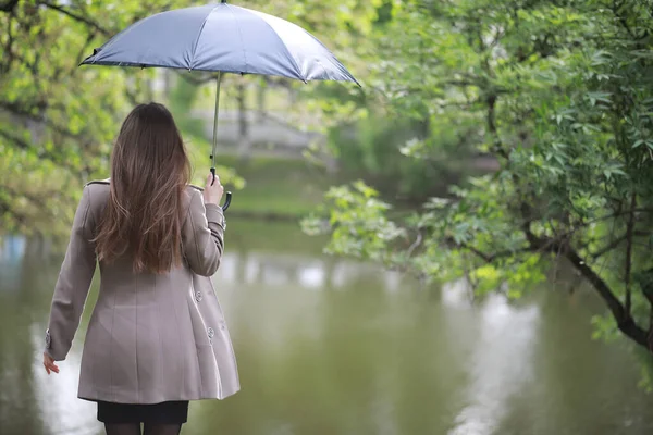 Bir ceket bir bahar parkta genç kız