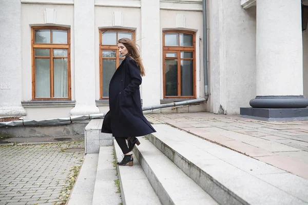 İş merkezinde paltolu güzel kız 