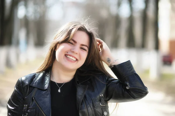 Menina bonito em um parque de outono — Fotografia de Stock