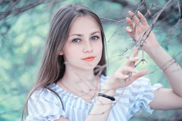 Una chica en un parque verde de primavera —  Fotos de Stock