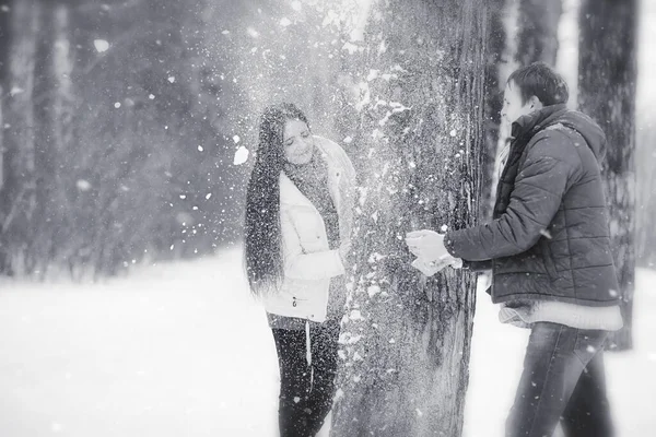 Ett älskande par på en vinterpromenad. Man och kvinna på ett datum i den — Stockfoto