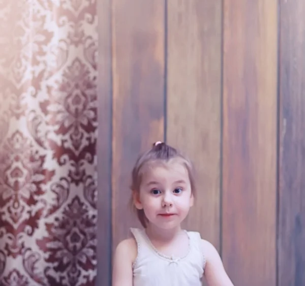 Little children paint on a large sheet of paper — Stock Photo, Image