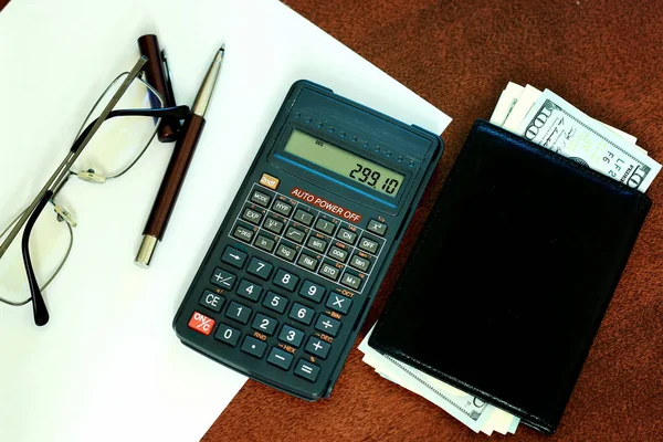 A táblázat szemüveg pénz számológép — Stock Fotó