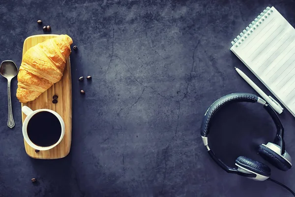 Friss péksütemények az asztalon. Francia ízesített croissant. — Stock Fotó