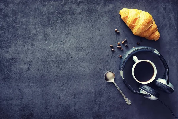 Färska bakverk på bordet. Franskt smaksatt croissant. — Stockfoto