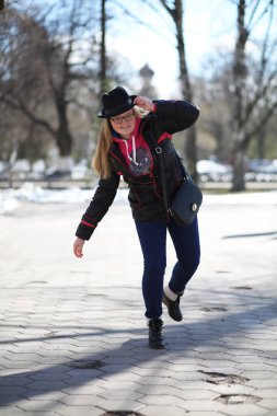 Güneşli havalarda bir yürüyüşte kız