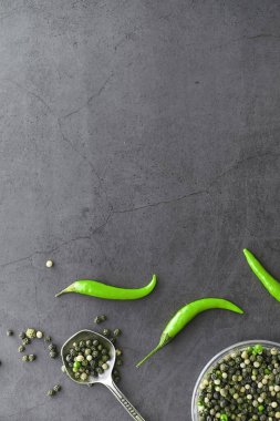 Acı yeşil biber. Siyah Şili biberi..