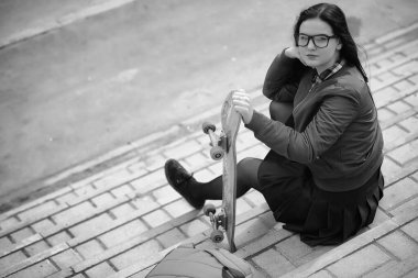 Genç hippi kız bir kaykay sürme. Kızlar kız f