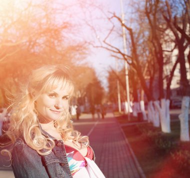 Hamile kız parkta bir yürüyüş. CI karnından kızla