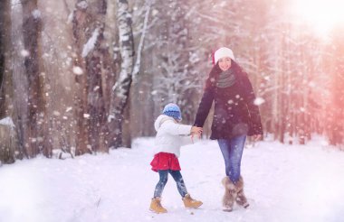 Bir kış masal, genç bir anne ve kızı bir kızak sürmek