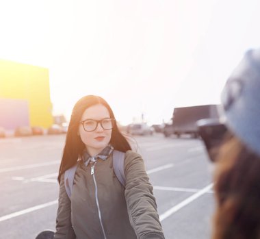 Genç hippi kız bir kaykay sürme. Kızlar kız f