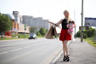 Güzel genç sarışın ile küçük köpek