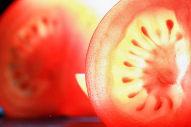 Kırmızı domates tohumları doku ile ikiye böldüm