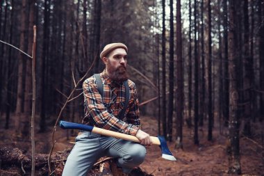 Sonbahar yağmurlu hava ve bir şemsiye ile genç bir adam