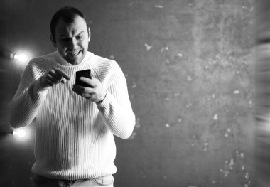 Beyaz kazak giyen bir adam.