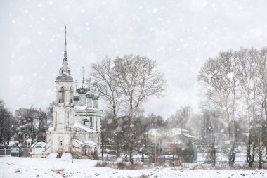 Kırsal alanların ve yolların kış manzarası