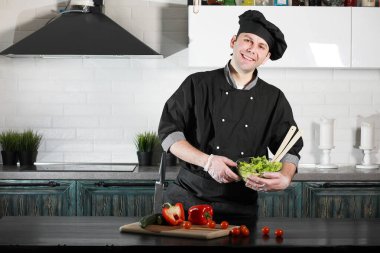 Adam yemek hazırlanıyor gıda sebze mutfak at