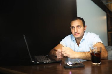 Dizüstü çalışan Ermeni yakışıklı adam