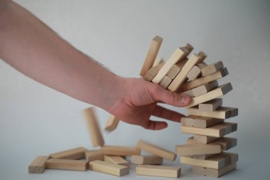 Masa oyunu jenga kulesi bir tahta sopa