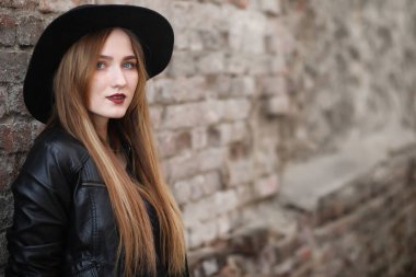 Şehrin içinde bir deri yelek sokak aşağı bir kız yürüyor bir 