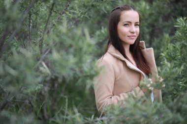 Yeşil parktaki genç kız