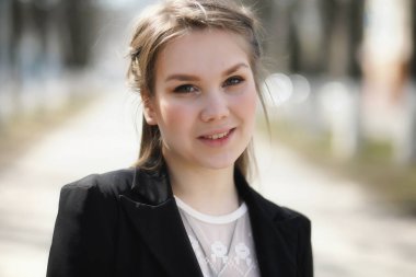 Sevimli kız bir sonbahar Park