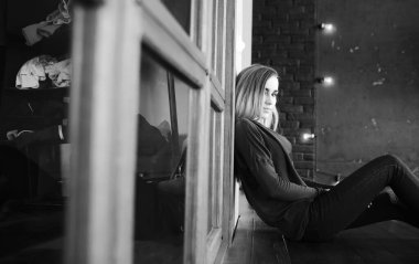 Genç kız evde rahatlatıcı