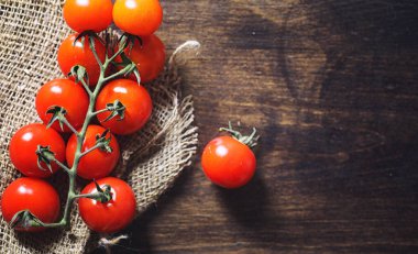 Dal taze kiraz domates ile. Olgun kırmızı domates.