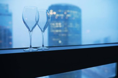 Camın yanında pencere kenarında kokteyl bardakları