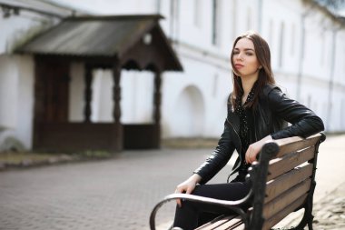 Bahar şehrin içinden bir yürüyüşte kız