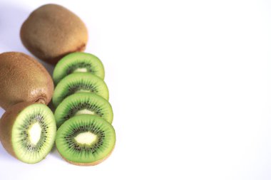 Bir kivi beyaz bir arka plan üzerine dilimlenmiş